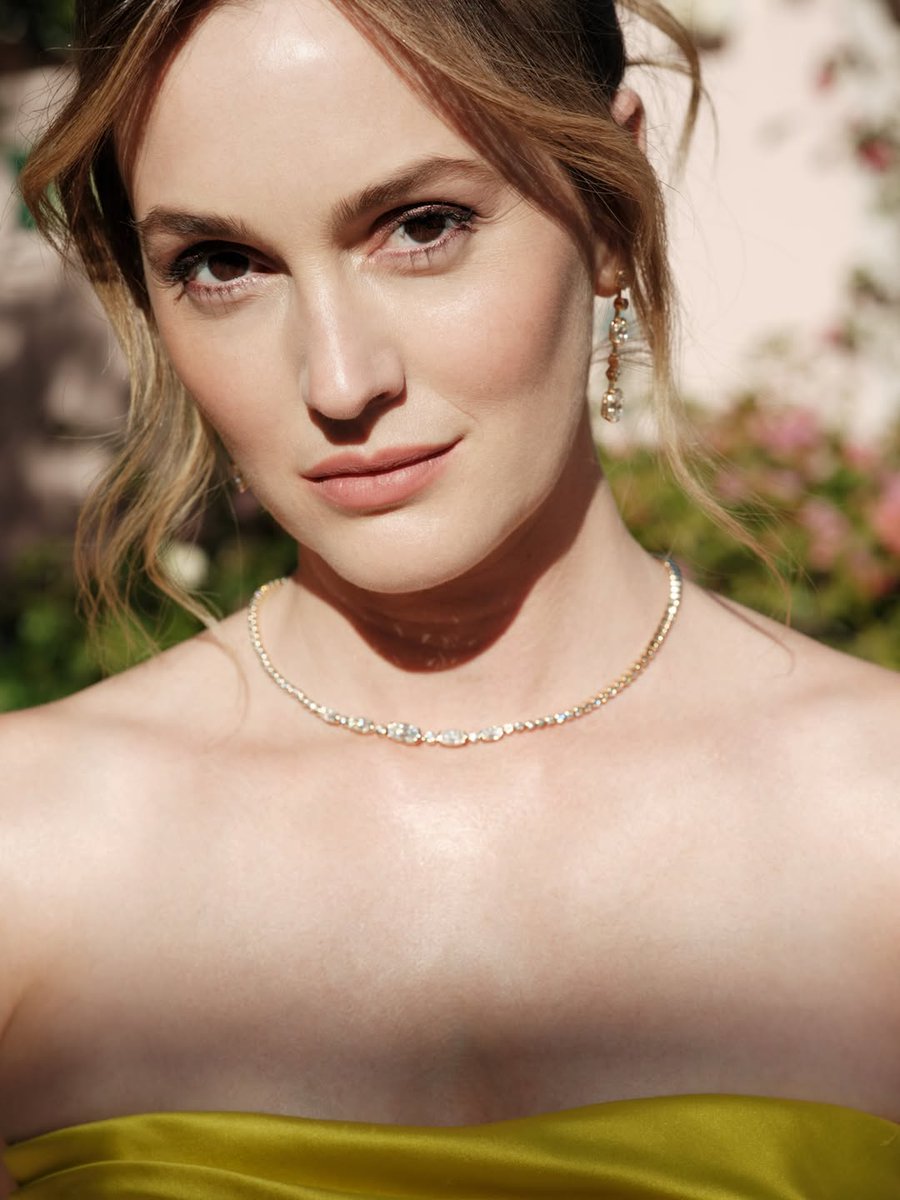 leighmeesterorg's tweet photo. Perfection! Leighton Meester before the Golden Globes in Los Angeles last night. ✨️💛 https://t.co/hPAbgCubVe