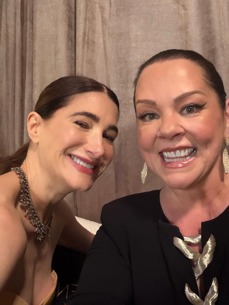 KathrynHahnFans's tweet image. “I got to hold motherhahn ‘s hand.” 

📸 MelissaMcCarthy