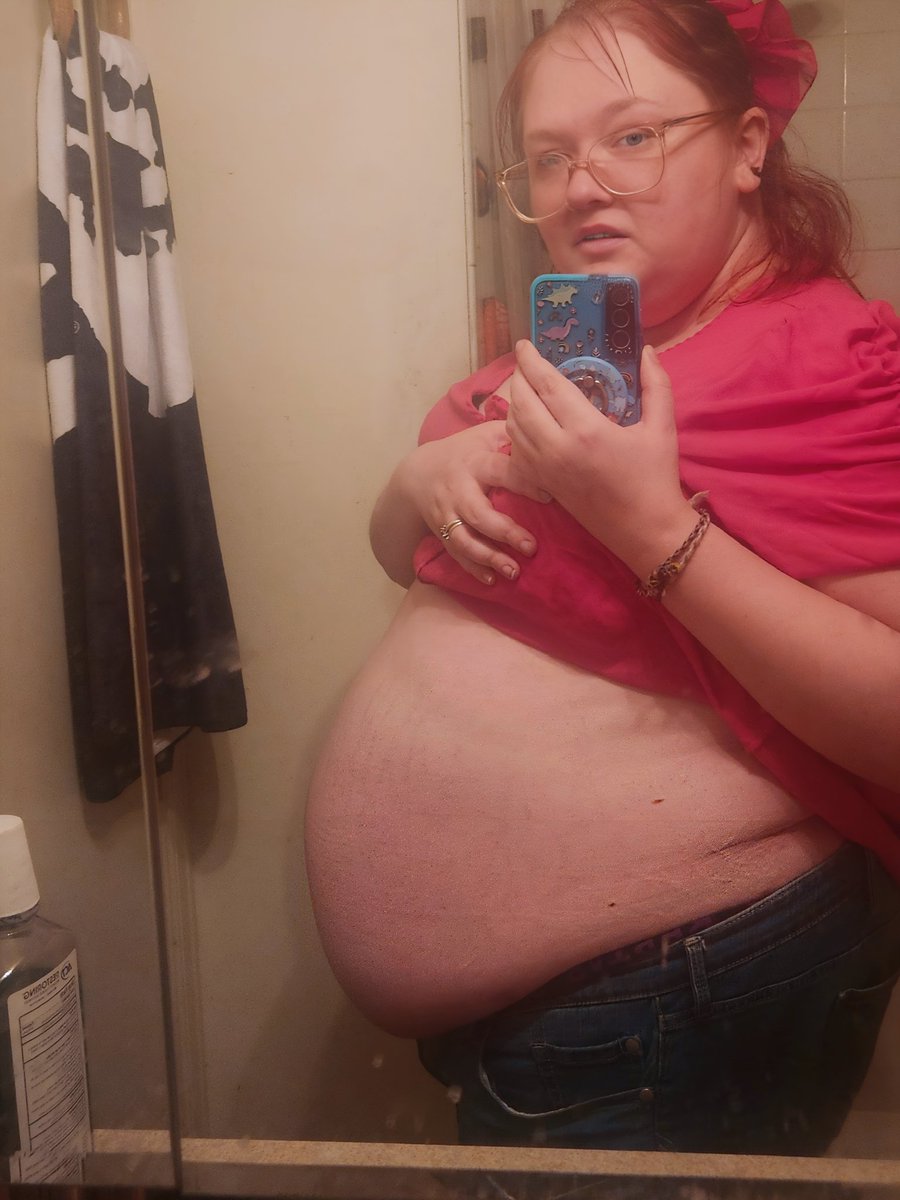 BlewbAri's tweet image. Day 2 of stuffing myself silly! Best part about staying with family is them not saying anything about me making an absolute pig of myself. 🐷 Ate a lot today and it's not even dinner yet! #feedee #gainer #fatty #feedme #fatbelly