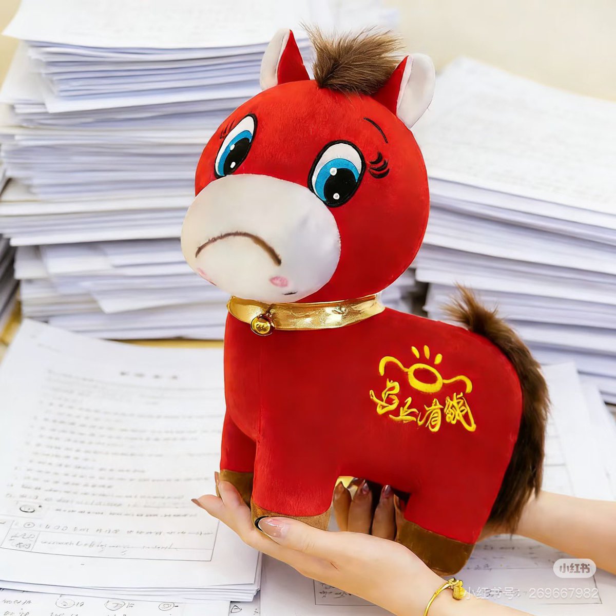 “哭哭马”的走红，代表了当代中国底层“牛马”打工人的现状：被剥削和压榨的一生，生活毫无乐趣可言！！