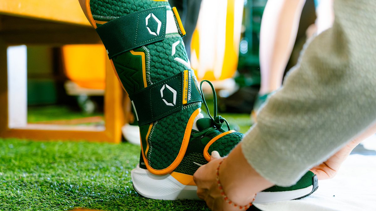 BaylorSoftball's tweet photo. ⚙️ 𝗚𝗘𝗔𝗥ing up for another big year, courtesy of @EvoShield!!

#SicEm🐻🥎 https://t.co/sh2QGBVbMb