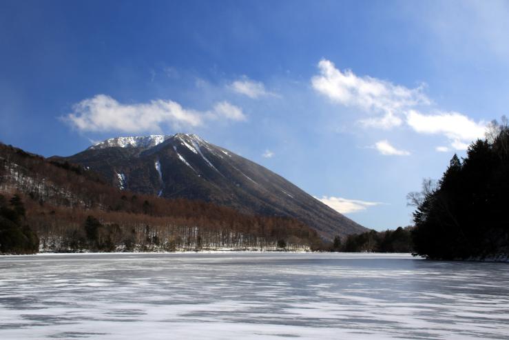 nikkokankolive's tweet photo. 1/8 氷結した湯ノ湖
12/29 ミコアイサ（湯ノ湖）
1/7 氷結の進む庵滝
1/7 小田代原

提供：ベー太
https://t.co/4O5S1FmYsq https://t.co/SB5F5mjsxU