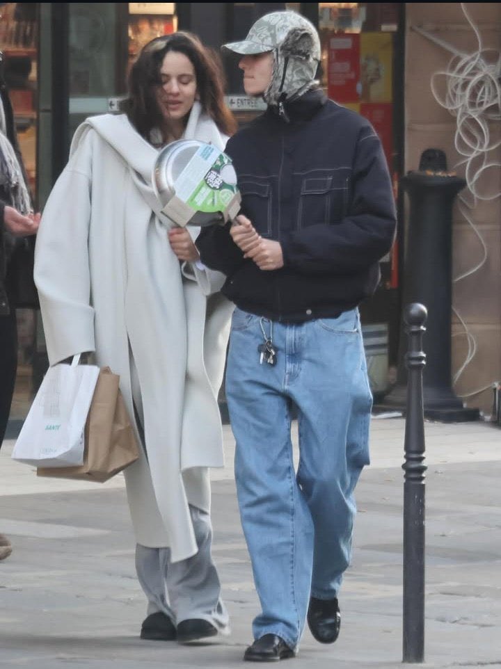 updaterosalia's tweet image. ROSALÍA and Loli Bahia were shopping for home items during their outing in Paris.