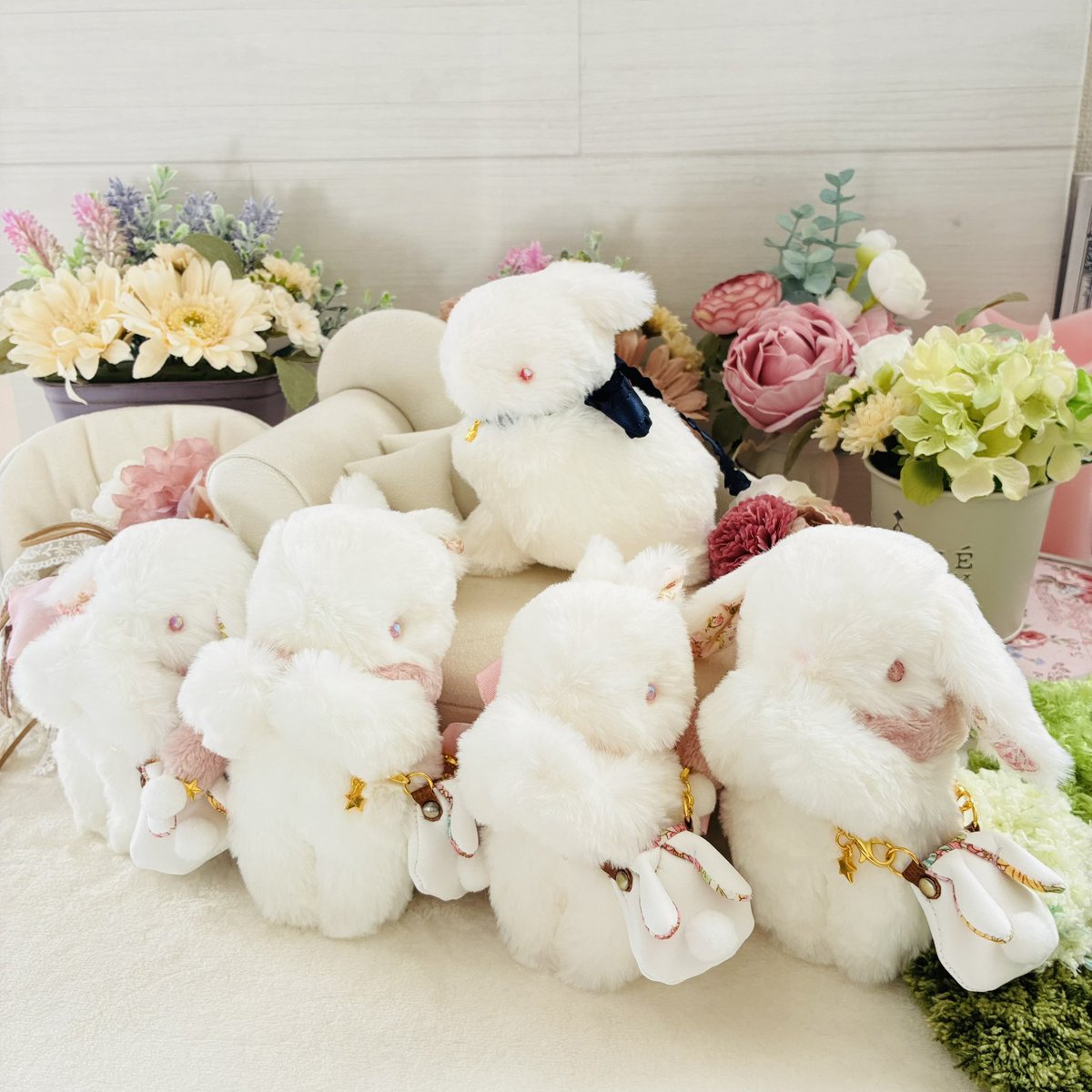 今回は白いうさちゃん達に白いうさぎポシェットミニをお付けいたします