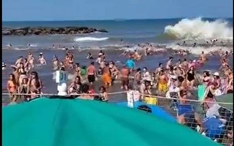 LauraPsfe's tweet image. Digamos todo
Ante masa de agua que avanzaba sobre las playas de Santa Clara del Mar y zona, la gente quedó entrampada en las redes que pusieron las PRIVADAS