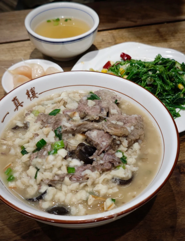 vxuc55cx's tweet photo. 羊肉泡饃，整碗都是羊肉的奶香味，口味偏淡 https://t.co/L1m0xOB8PD