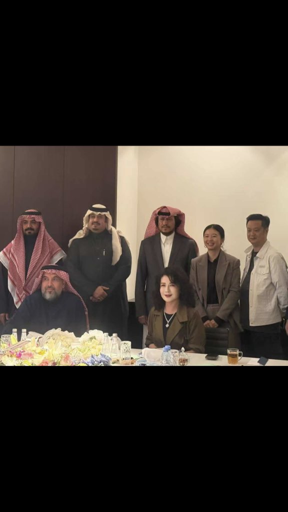 اليوم هو يوم الانتصارات الاقتصادية..
مشروع بقيمة 8 مليار دولار في البحرين،،
بقيادة الدكتور #محمد_العرب والسيدة لي هونغ ليس مجرد محطة تحلية..
بل هو بوابة للمستقبل وخلق لآلاف الفرص..
الدكتور محمد العرب يثبت أن المصداقية والعمل الجاد هما مفتاح الصفقات التي تزلزل الأسواق. <a href="/malarab1/">محمد العرب</a>