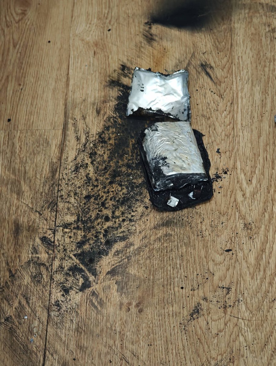 RedSkullxxx's tweet image. ระวังเรื่อง Powerbankกันด้วยนะครับ เสียบชาร์จไว้ประมาณ ชม กว่าๆ ยังดีมีคนอยู่ ไม่เคยตกเลยตั้งแต่ใช้มา Eloop EW54
(ต่อกับเต้าเสียบบ้านโดยตรง หัวชาร์จกับสายของ iphone จาก Apple Store ครับ)