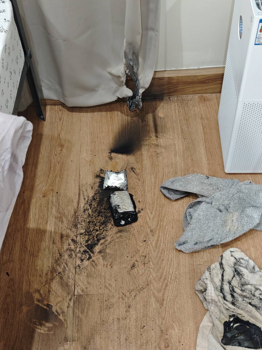 RedSkullxxx's tweet image. ระวังเรื่อง Powerbankกันด้วยนะครับ เสียบชาร์จไว้ประมาณ ชม กว่าๆ ยังดีมีคนอยู่ ไม่เคยตกเลยตั้งแต่ใช้มา Eloop EW54
(ต่อกับเต้าเสียบบ้านโดยตรง หัวชาร์จกับสายของ iphone จาก Apple Store ครับ)