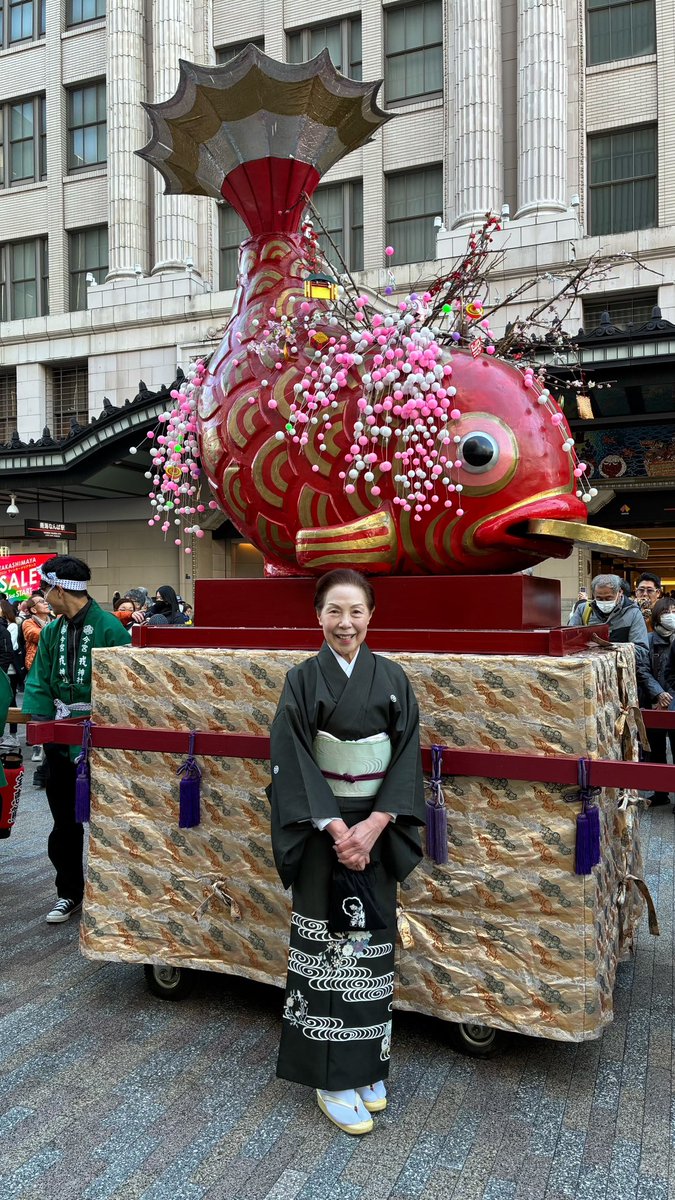Japanesedancer_'s tweet photo. ⁡
大阪のえべっさん
毎年恒例の「宝恵籠行列」で宗右衛門町から今宮戎神社までお練りをして来ました！
⁡天気も良く、珍しいくらい暖かで、
「春から縁起がええわい」の心持ちで歩かせて頂き「今年の福！」を頂戴しにまいりました。
⁡めで鯛の前でパチリと📷✨
⁡「福とご健康」が届きますように🪽🫧 https://t.co/JiVo0NAGfH