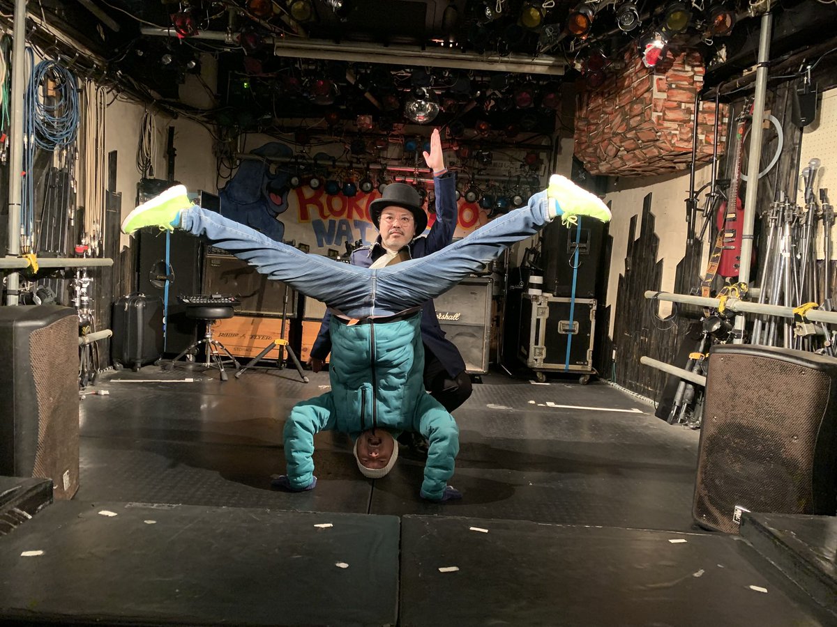 jackbadra's tweet photo. 昨日のろくでもない夜(元屋根裏)
流石、ソニックドラゴルゴの動員力半端なくお客様パンパン…。
客層は少女から還暦のお嬢様から老婆の方まで。
ライブ終わりに大拍手を頂きちょっと困惑気味でした😁
#元屋根裏で三点倒立 https://t.co/CM50zOzd4s