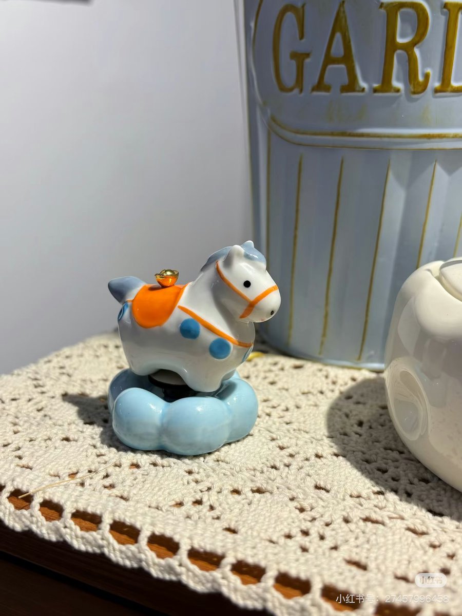 磁器で有名な江西省の景徳鎮。古典的な紋様の器だけでなく、かわいい要素を取り入れたグッズもたくさん生産しているんです。午年にぴったりのぽっちゃりお馬さんはいかが？