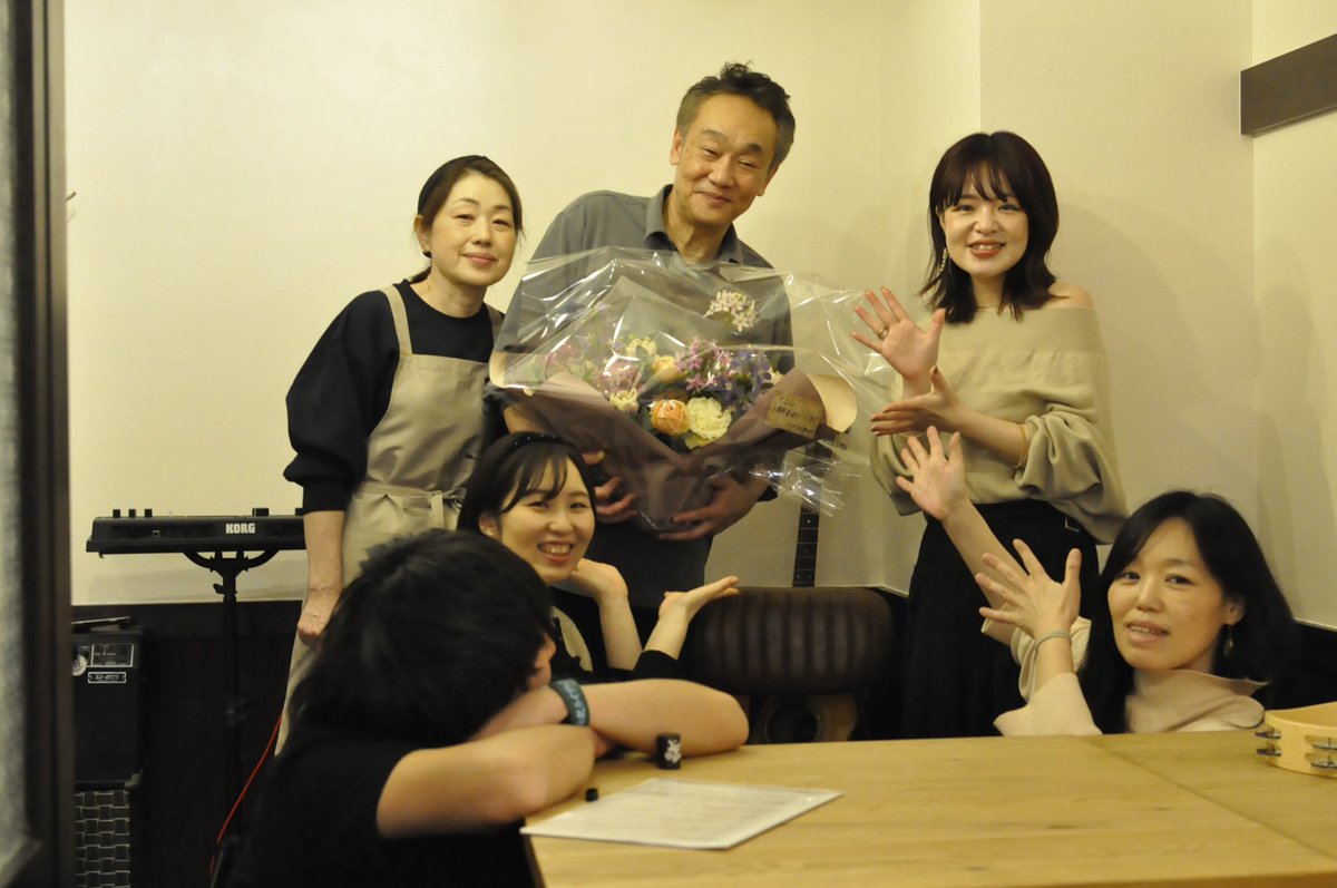 CurryCafeDcoco's tweet image. 1月11日オープン1周年🎉イベント！
ありがとうございました
とっても楽しいイベントになりました
初めての生演奏、マイク要りませんでしたね
とってもいい音でした
お祝いくださったJuni.さん、ハルちゃん、ベルガモのお二人
ご来店くださったお客様
そしてうちの奥さん

ありがとうございました！