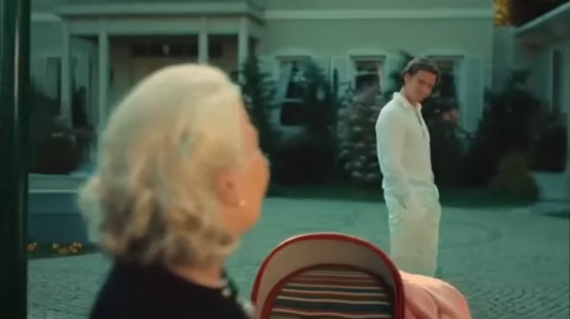 Hiç İstanbullu gelin izlememiş birisine bu sahnenin ne kadar gözyaşı barındırdığını anlatamayacak olmak :’)