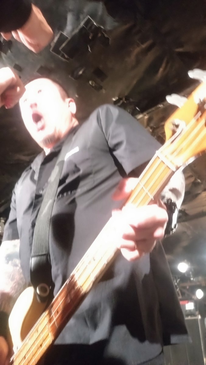 tech_ji's tweet image. 早朝ピストンズ☆
エイトビートとにかく速っ！！ 
速っ！！全力で疾走！
スマホでとらえきれないよw😊
ディザスターポイント！チャイナワイフモーターズ！がっつり楽しかった☆
初のwater weed！激しい中のメロディーがかっこいい！
新年の挨拶もできて良いライブスタートに☆
みなさん今年もHANXね！