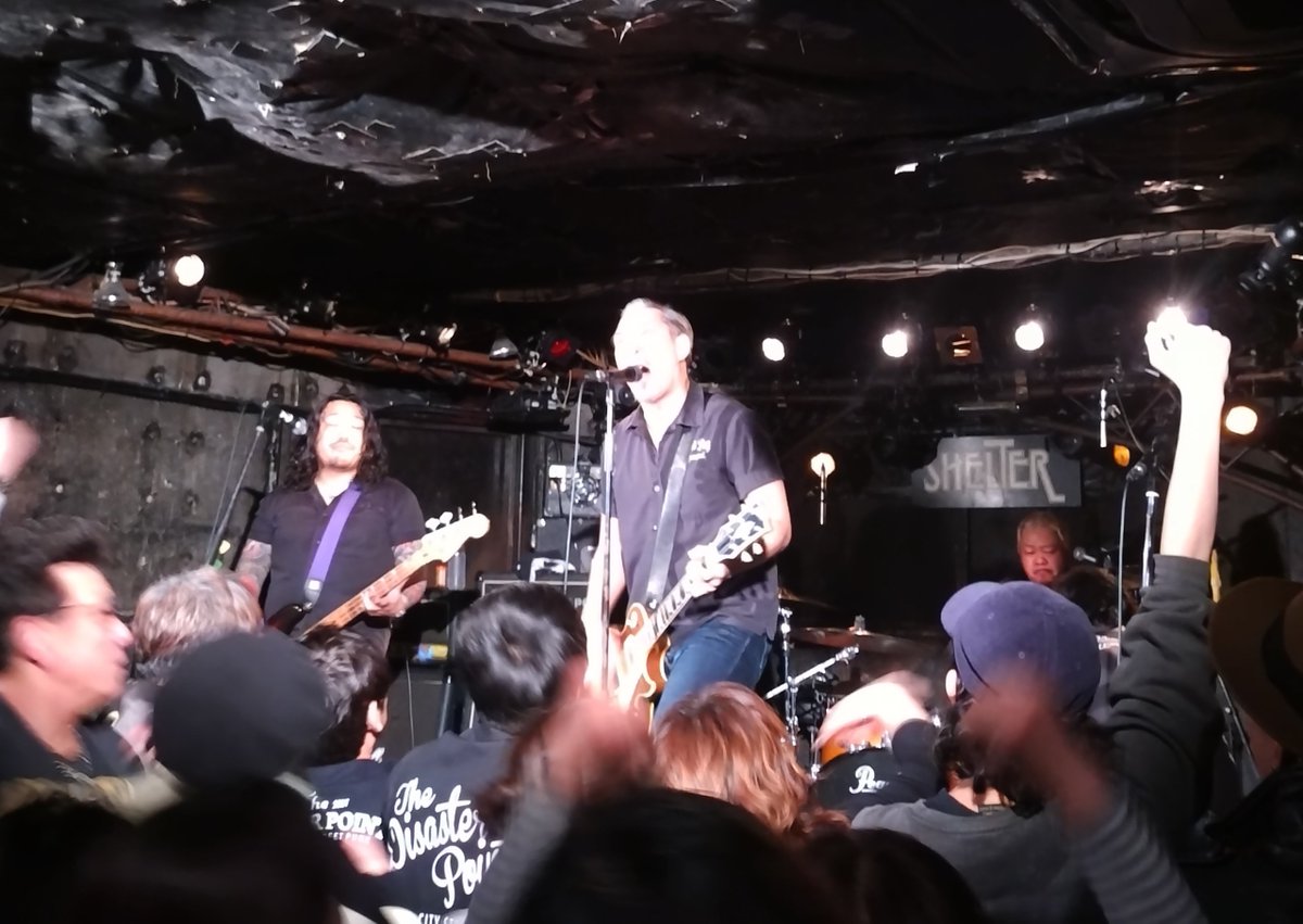 tech_ji's tweet image. 早朝ピストンズ☆
エイトビートとにかく速っ！！ 
速っ！！全力で疾走！
スマホでとらえきれないよw😊
ディザスターポイント！チャイナワイフモーターズ！がっつり楽しかった☆
初のwater weed！激しい中のメロディーがかっこいい！
新年の挨拶もできて良いライブスタートに☆
みなさん今年もHANXね！