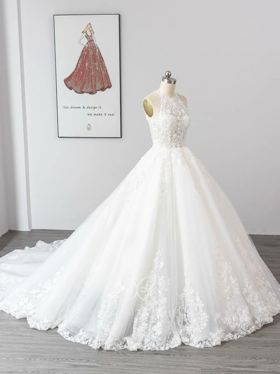 VQ_dresses's tweet photo. Halter neckline sleeveless floral lace bodice, ivory floral lace &amp; tulle long princess spring/fall/winter ball gown wedding dress, low back with lace straps, and chapel train.
#weddingdress #halterdress #ballgown #floral #princess #lace #chapeltrain #corset #custommade #VQ https://t.co/uxlr4UcHby