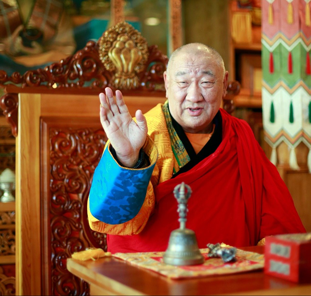 Д.Чойжамц хамба яг л хэлж дээ. Дор бүрнээ бодууштай...
"Нэг айлд очоод ном уншлаа. Зурагтаар УИХ-ын гишүүн ярилцлага өгч байна. Тэгсэн өнөөх айлын эхнэр “Энэ балай чинь өчнөөн мөнгө идэж уусан. Өмч хувьчлалаар ганц завшсан хүн дээ” гэж байна. Нэг загвар өмсөгч охины тухай