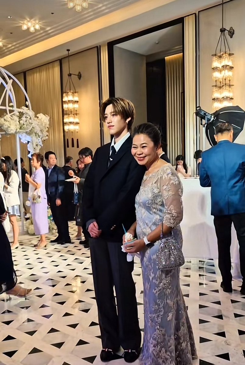 evenbbpp's tweet image. ใภ้เล็กช่วยรับแขกอยู่นี่เอง