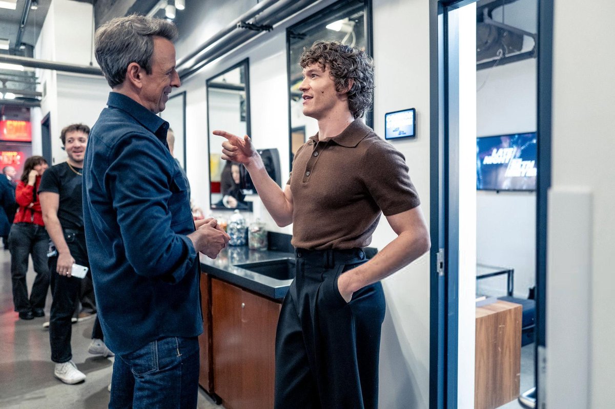 ukeceo's tweet image. ouuuuuu this silhouette is sickening