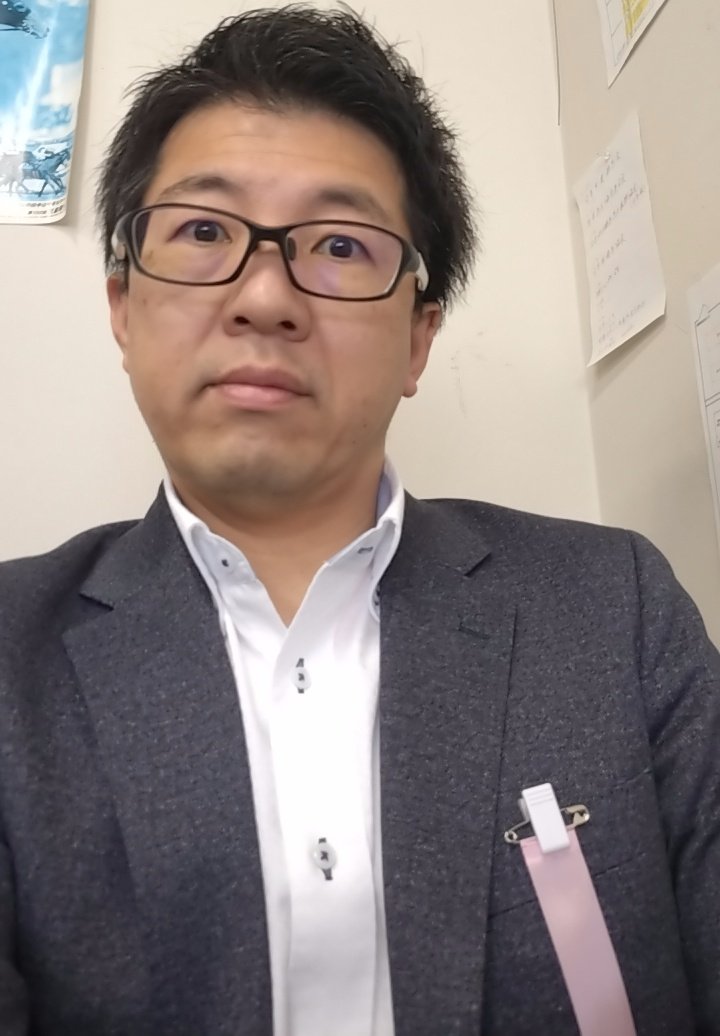 今日1/13、松本幸祐騎手が急逝して丸1年が経ちます。
園田競馬場では、松本騎手を偲んで、騎手や調教師など関係者有志が勝負服カラーに因んだピンクのリボンをつけて競馬に臨みます。
改めて全人馬が無事にレースが進みますように。幸ちゃん、見守っていてくださいね！