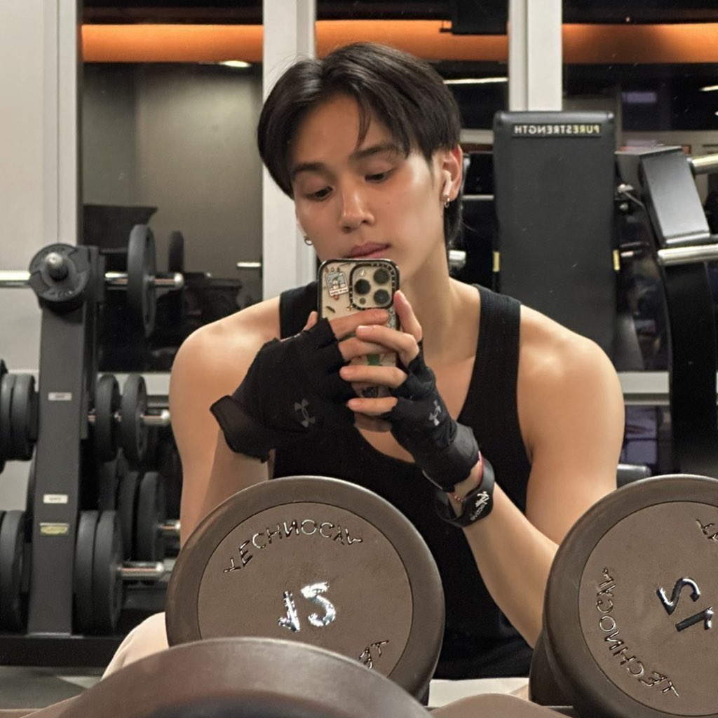 astonorthiveva's tweet image. foto                                               difotoin sama 
sendiri                                         adalah pokoknya