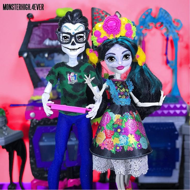 I hope that with all the popularity Skelita is having in G3, Mattel will consider releasing dolls of her brother and, if It’s possible, her whole family; I would definitely buy them.💕