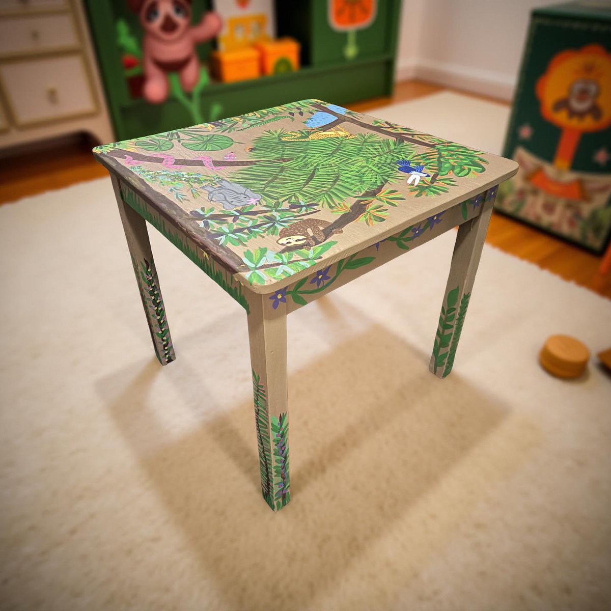 mapilo's tweet image. esta es una mesita para niñas y niños llena flores, árboles, animales y muchas plantas, cómprenla