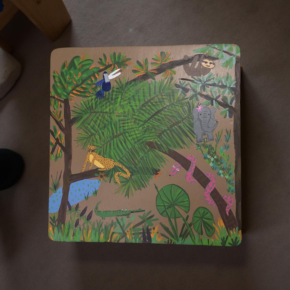 mapilo's tweet image. esta es una mesita para niñas y niños llena flores, árboles, animales y muchas plantas, cómprenla