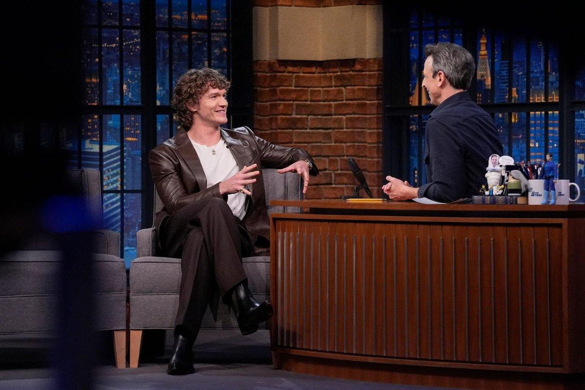 bbconcon's tweet image. Mouth hanging open tongue out barking at the moon biting my pillow posting with one hand