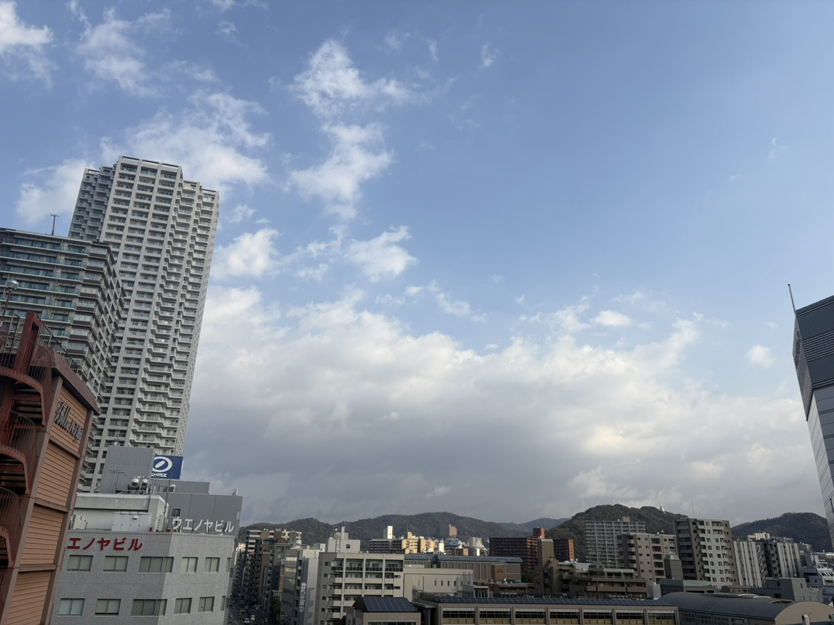 CosmosHIROSHIMA's tweet photo. 【本日の広島】
おはようございます😊
現在の広島市中区の天気は⛅気温10.6℃湿度69％雷/強風/波浪/乾燥注意報⚠
注意報が4つも出ています💦
今朝の雨もあがり現在は晴れています☀
洗濯を外干しする際はしっかり止めて強風対策を👕

#企業公式が毎朝地元の天気を言い合う
#イマソラ
#80113おは戦🔥ZD https://t.co/VLgwXzMmWz