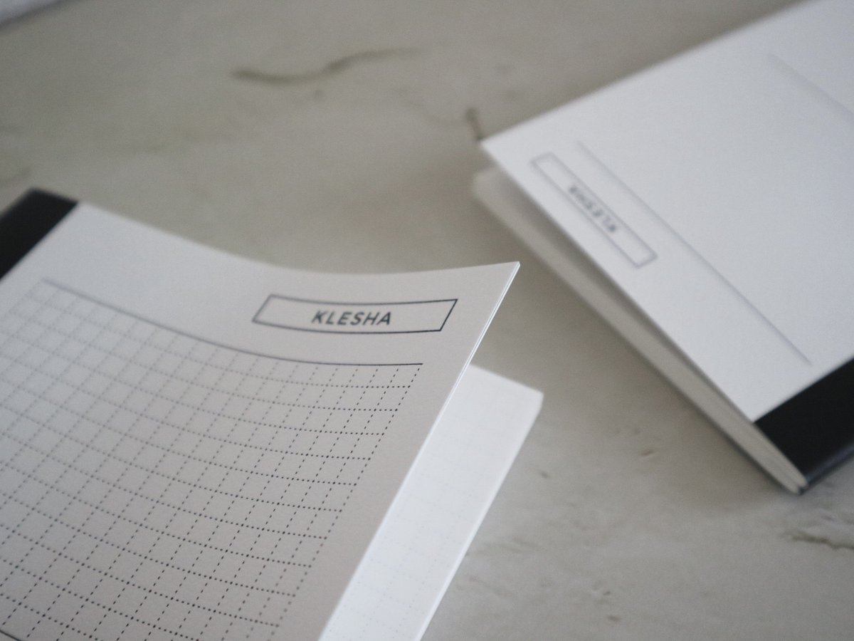 このシンプルなノートのシリーズ名は、＃クレシャ 

サンスクリット語で煩悩という意味です。
欲のままに沢山このノートに書いてほしい！という製作者の意図が込められています。
煩悩にちなんで本文108ページに仕上げております☺️
真面目なものづくりにこういう遊びを仕込むのが
弊社の良いところ🙆