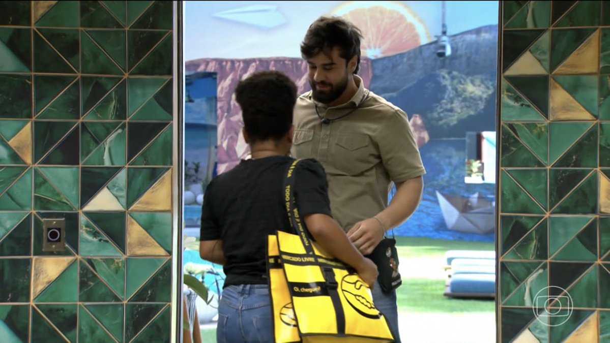 falamuka's tweet image. Paulo Augusto: Você é participante também?

Milena: Lógico! Você achou que eu fosse o quê? Já vi que você tem uma pegada de agroboy, né?

👀 #BBB26