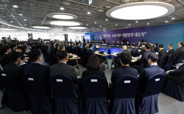 <과기정통부 산하기관 55곳의 업무보고가 시작되었습니다>

어제는 정부출연연 중심으로 대한민국 과학기술의 다음 단계를 어떻게 만들어갈 것인지 치열하게 논의했습니다.

facebook.com/share/p/1BRs5T…

#과기정통부 #출연연 #AI대전환 #피지컬AI #양자컴퓨팅 #핵융합 #원자력 #SMR #방사광가속기