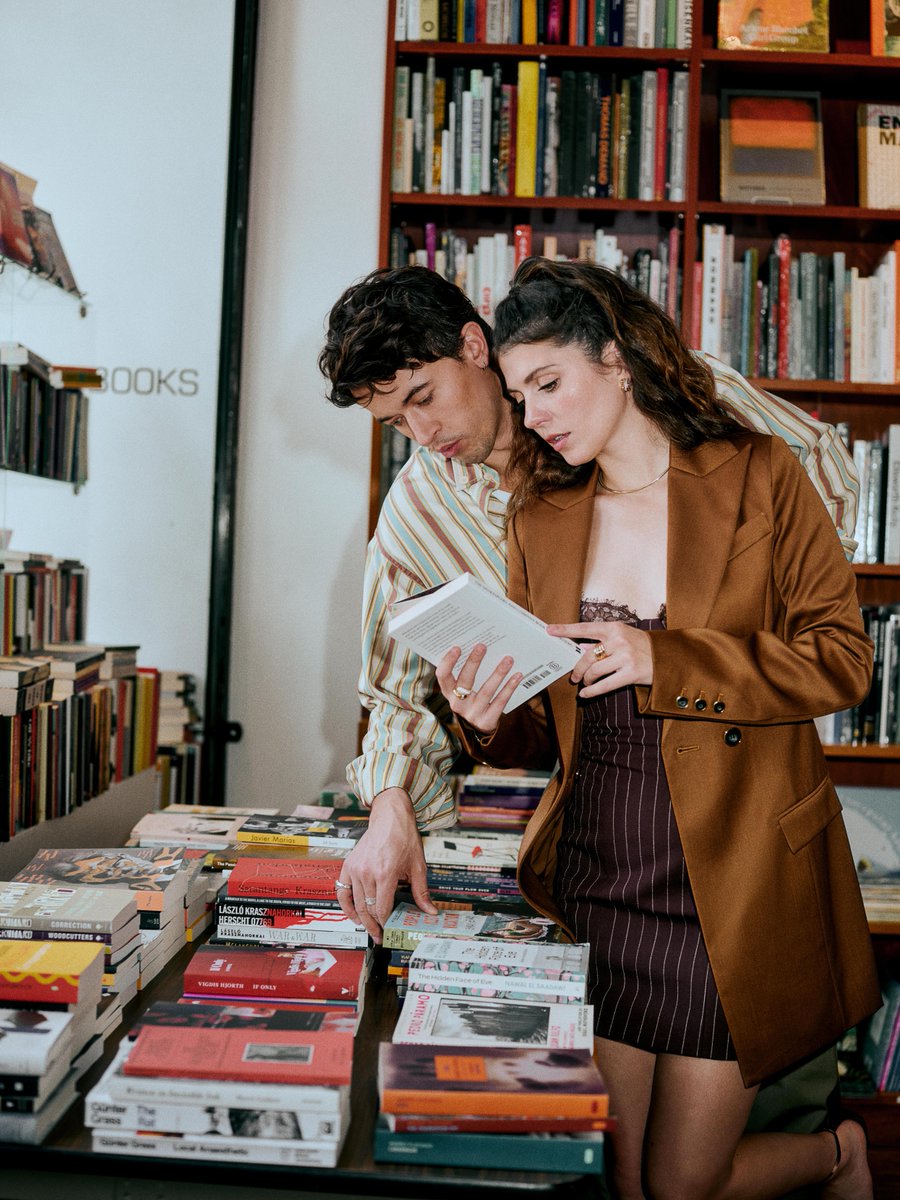 netflix's tweet image. A dreamy bookstore date with Emily Bader and Tom Blyth from PEOPLE WE MEET ON VACATION

📸 Matthew Sprout