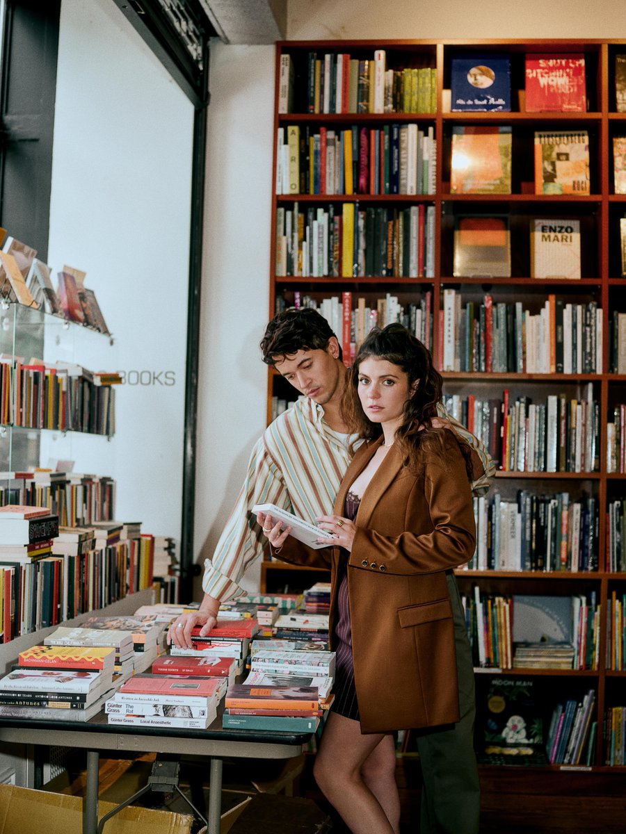 A dreamy bookstore date with Emily Bader and Tom Blyth from PEOPLE WE MEET ON VACATION

📸 Matthew Sprout