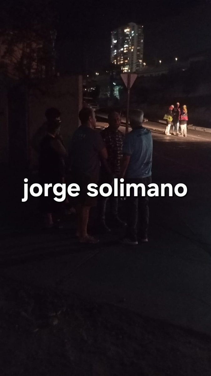 jorgesolimano's tweet image. #iquique más de 24 horas sin luz. Vecinos llegan al lugar y se percatan que sólo hay 5 trabajadores y pertenecen a una empresa contratista de Arica