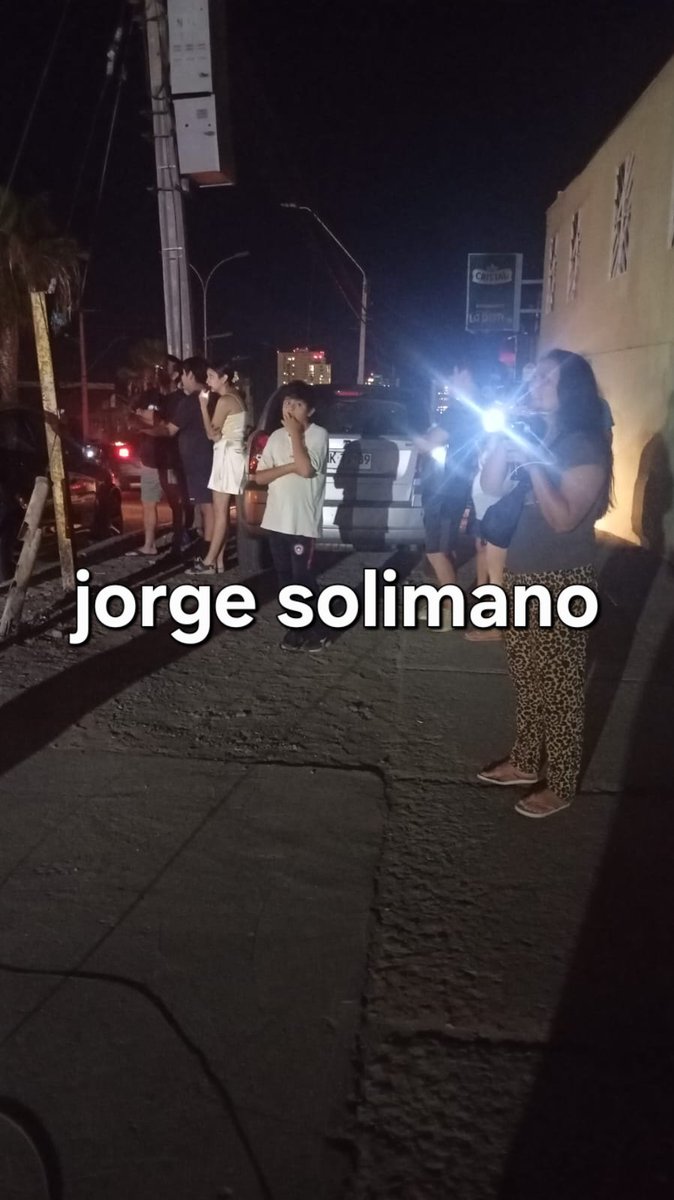 jorgesolimano's tweet image. #iquique más de 24 horas sin luz. Vecinos llegan al lugar y se percatan que sólo hay 5 trabajadores y pertenecen a una empresa contratista de Arica
