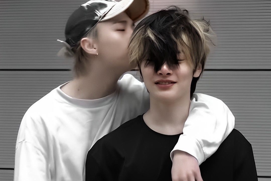 kwnjnn's tweet image. AU hyunin | Just One Kiss 

Hyunj!n y Jeong!n son mejores amigos y los besos entre ellos siempre fueron algo normal

Hasta que Jeong!n se cansa y piensa: ¿qué pasaría si cobrara cada beso? Para Hyunj!n, la respuesta es fácil