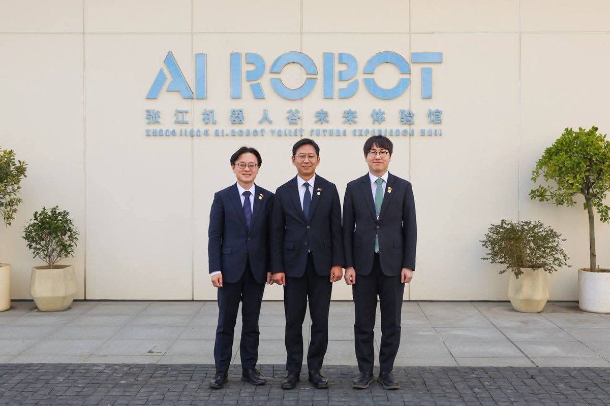 최근 글로벌 AI 논의의 중심에는 Physical AI라는 공통된 키워드가 있습니다.

저는 이번 대통령님 중국 순방에 동행해
장강과학단지, 화웨이 R&amp;D 센터 등을 방문하고 중국 과학기술부 장관과의 논의를 통해 Physical AI가 중국에서 어떻게 현실이 되고 있는지 확인했습니다.

facebook.com/share/p/17odBJ…