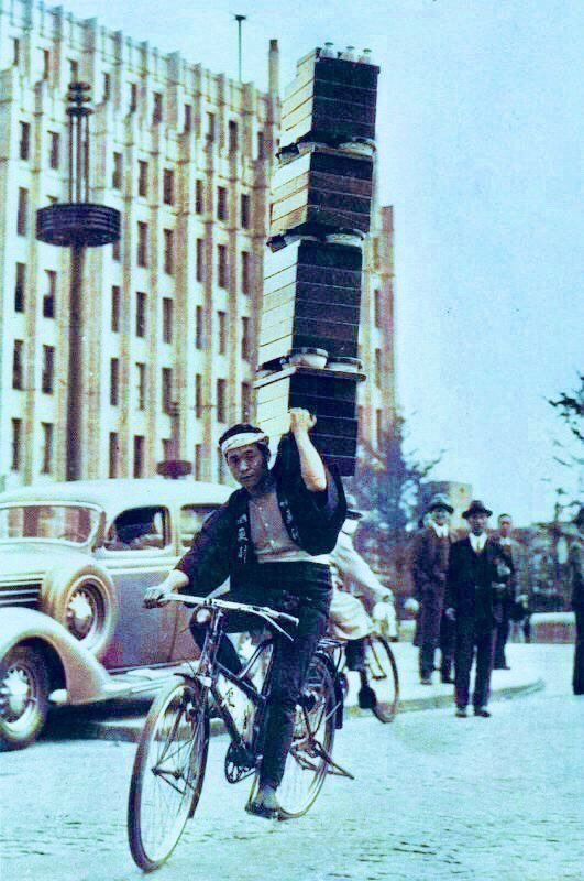 kandasarashina's tweet image. 蕎麦屋の出前という言葉があります。
出前に出ていないのに今出ましたと答える話。
町の蕎麦屋が40年で4000軒閉店し、出前をする蕎麦屋が減り、それに連れ出前をする技術も無くなりました。
そのうちこの写真もAIで作った偽物だとか言われる時代が来るのでしょうか？…