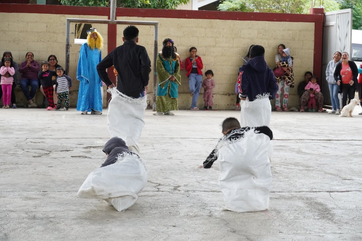 🙋🏻‍♂️#ChecaEsto | El presidente municipal de Venustiano Carranza, Marco Valencia, recorrió las últimas comunidades del municipio como parte de la entrega de juguetes y rosca, visitando El Tepeyac, El Ojite, El Encinal y El Llano

#diariocambio #Puebla <a href="/marcovalenciaav/">Marco Valencia Avila</a>