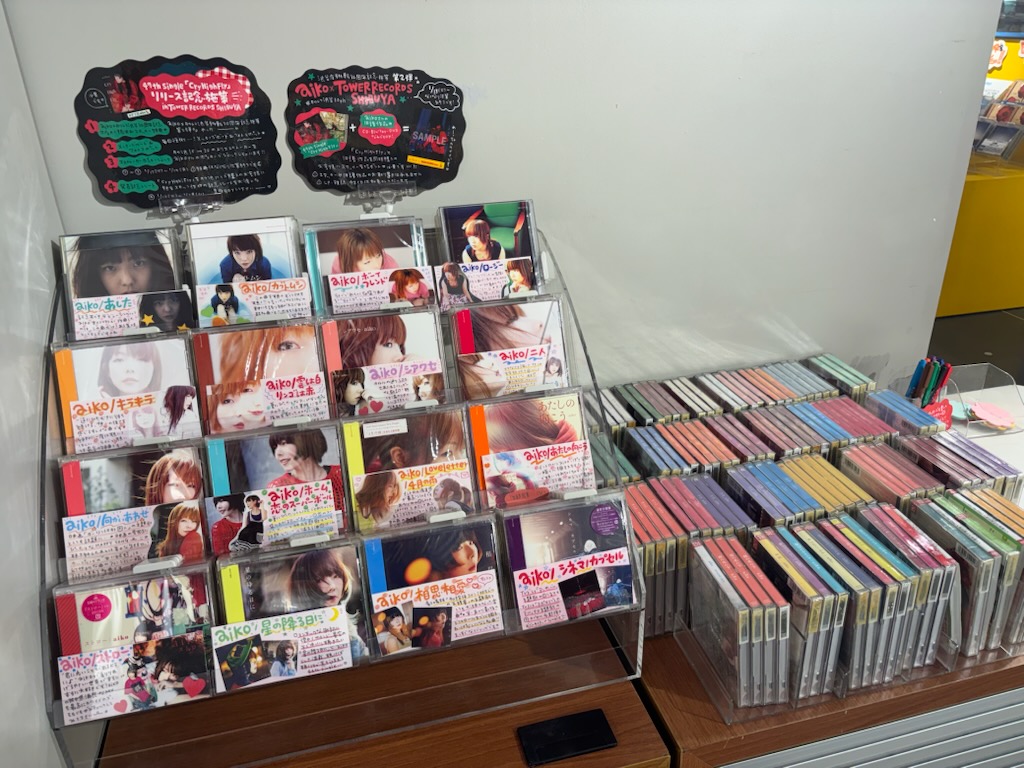 【#タワ渋aiko🥔】

47th Single『#CryHighFly』
入荷致しました☺️♥️

1Fと3F催事スペースにて
愛を込めて大展開しております🫶🏻

リリース記念施策も要check🪄
☞towershibuya.jp/news/2026/1/9/…
aikoさんでいっぱいの店内を
是非お楽しみ下さい！
ご来店お待ちしております🌸(mh)

<a href="/aiko_dochibi/">aiko official🥔</a> ♡ #aiko