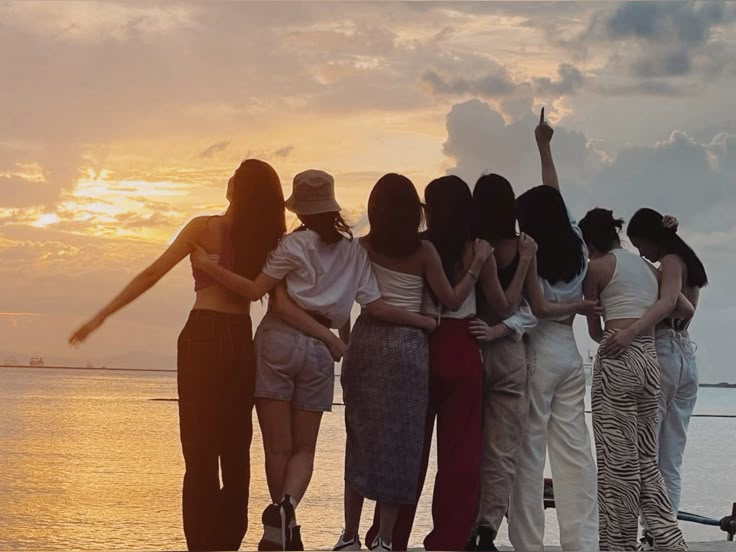 mjannafinds's tweet image. hanggang mag bayolet, gew #BSD #bloomselfieday

ps. madami kami, hindi lang sila pinayagan HAHAAHAH