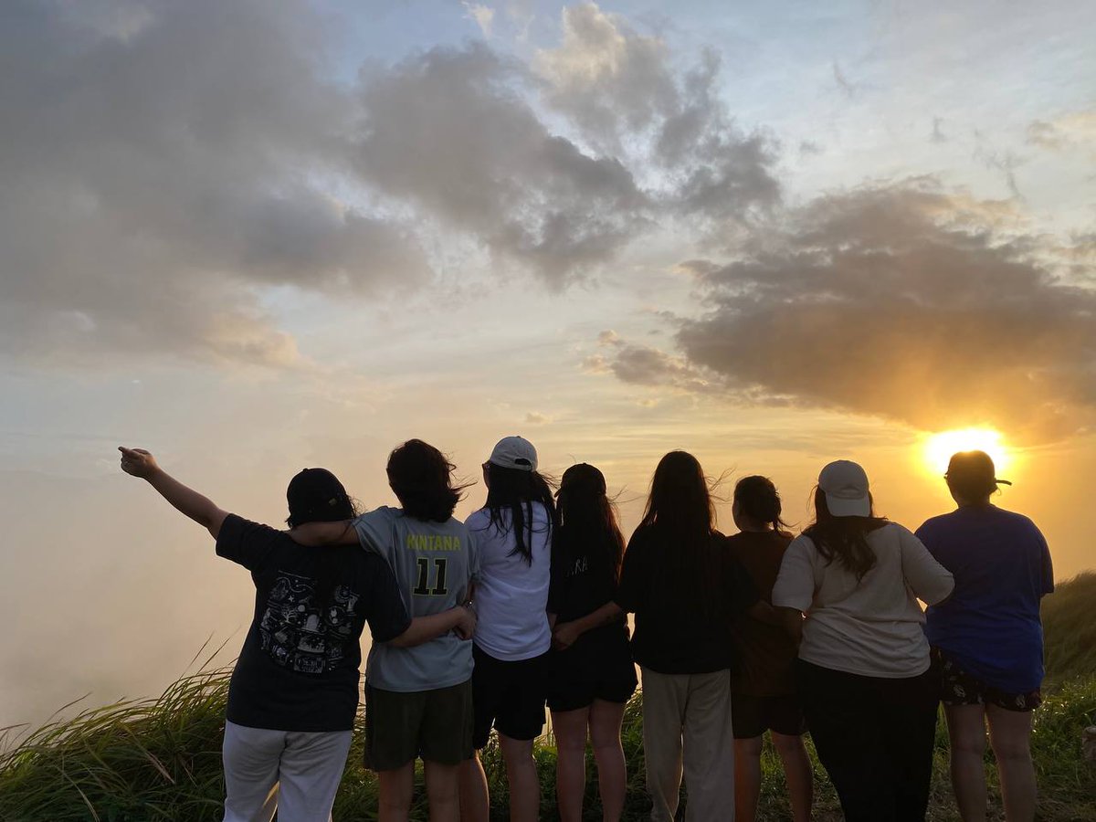 mjannafinds's tweet image. hanggang mag bayolet, gew #BSD #bloomselfieday

ps. madami kami, hindi lang sila pinayagan HAHAAHAH