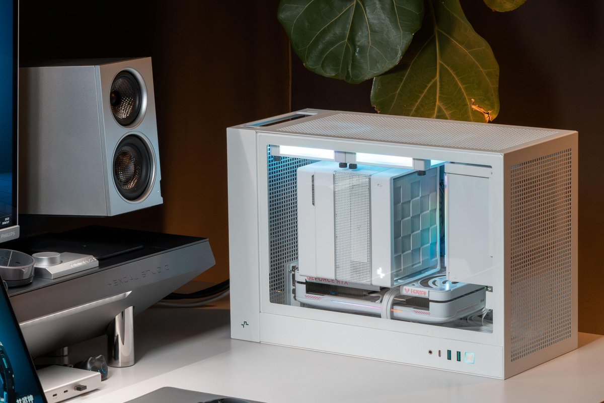 DeepCool_JAPAN's tweet photo. 「CH270」、見た目はコンパクト。中身はしっかり。
デスク環境に合わせて、縦でも横でも置けます。
みなさんはどっち派ですか?🤔
①縦置き
②横置き
#DeepCool #自作pc #ASSASSINIV #CH270 https://t.co/A5szIxrBxk