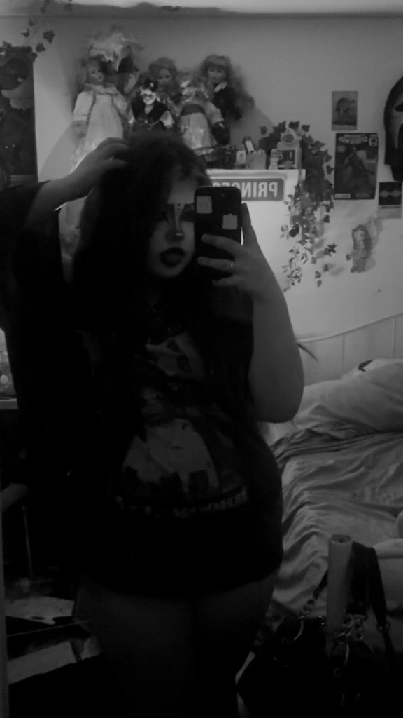 helliskay's tweet image. Hiii!! Intro to my #nsfwtwt &amp;lt;33
 Be kind I’m new to this

~🥀 she/her
~🕷️ I’m 18!!
~🕸️ dm friendly 
~🥀 NSFW
~🕷️ 18+ only!!
~🕸️ sub
~ 🥀I love attention

♡ and ↻ to be moots &amp;lt;3

#goth #bigtittygoth #cnc #moots #nsfw  #promotwt #knifes #mdni #moothunting #sub