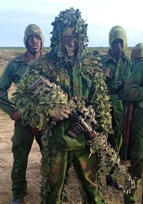 AlertaMundoNews's tweet image. 🇨🇺 | Cuba presentó en redes sociales a sus supuestas tropas de élite como demostración de “fuerza” y ejemplo de “acero inquebrantable” y “defensa sagrada de la Patria”.

Pero las imágenes hablan solas: estos son los “Delta Force” de Cuba, integrantes de las Avispas Negras, las…