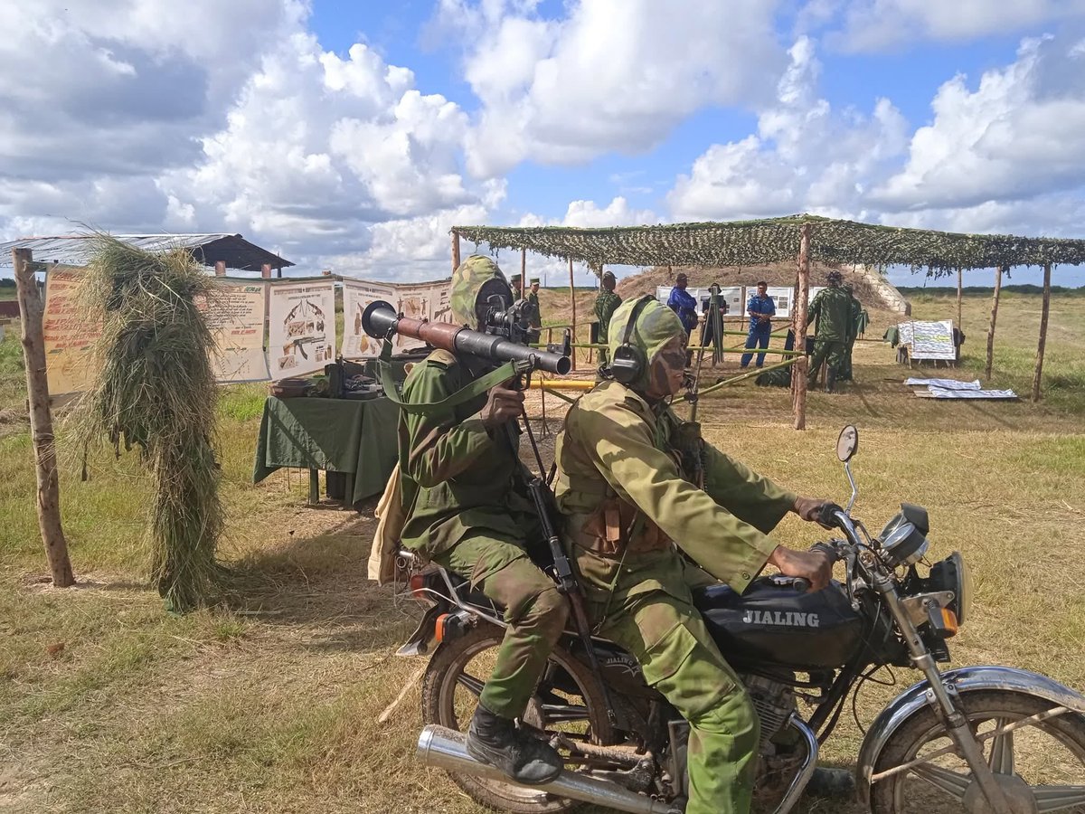 AlertaMundoNews's tweet image. 🇨🇺 | Cuba presentó en redes sociales a sus supuestas tropas de élite como demostración de “fuerza” y ejemplo de “acero inquebrantable” y “defensa sagrada de la Patria”.

Pero las imágenes hablan solas: estos son los “Delta Force” de Cuba, integrantes de las Avispas Negras, las…