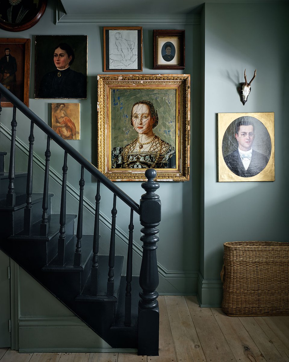 Le design de cet espace a été inspiré par un voyage en Provence. « Ces couleurs sont la toile de fond parfaite pour les cadres dorés. », explique l'artiste et designer @christineflynnart. bit.ly/4iJoNp9

<a href="/patrickbiller/">Patrick Biller</a>